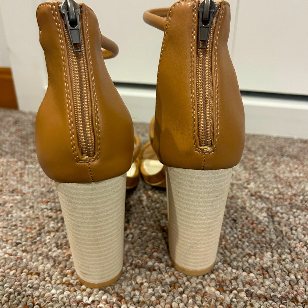 Tan strap heels - Picture 4 of 6
